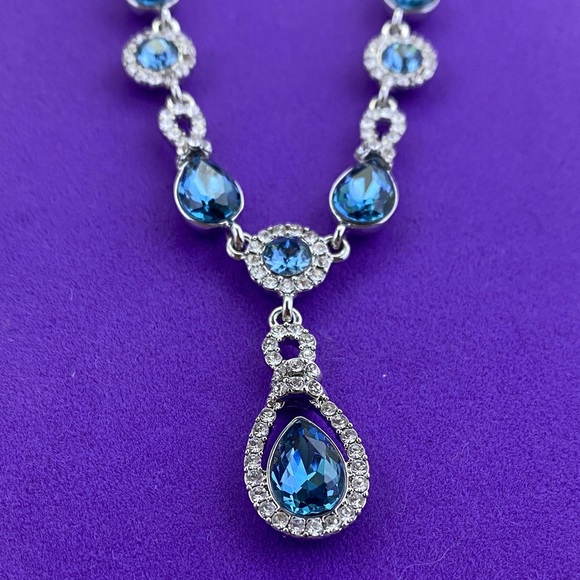 💛 New Elegant Givenchy Blue Crystal Necklace - Picture 2 of 5